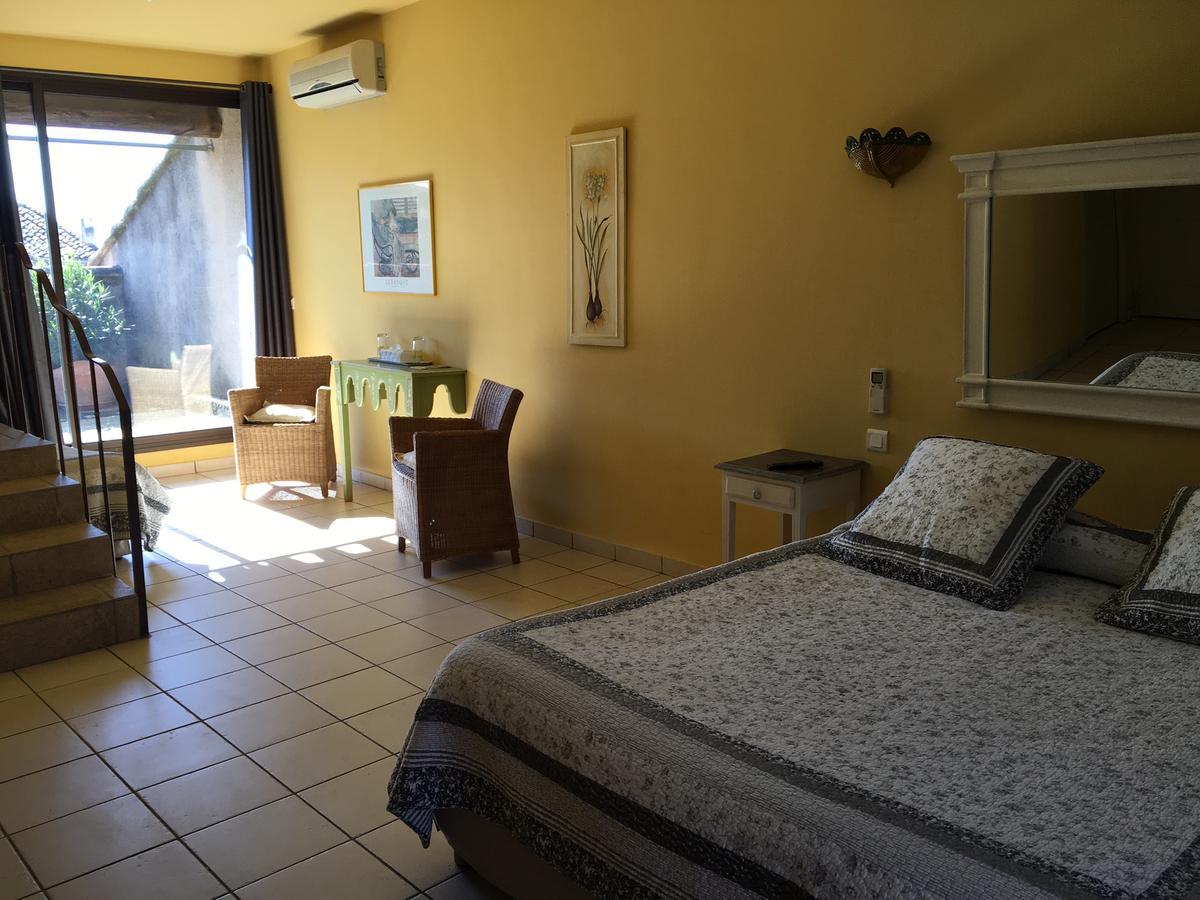 Le Vieux Bistrot Otel Cabrières-dʼAvignon Dış mekan fotoğraf